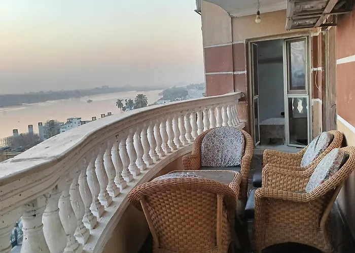 شقة فندقيه فاخرة بمنطقة المعادى صف اول جميع الغرف تطل على النيل A luxury hotel apartment in Maadi, first row. All rooms overlook the Nile